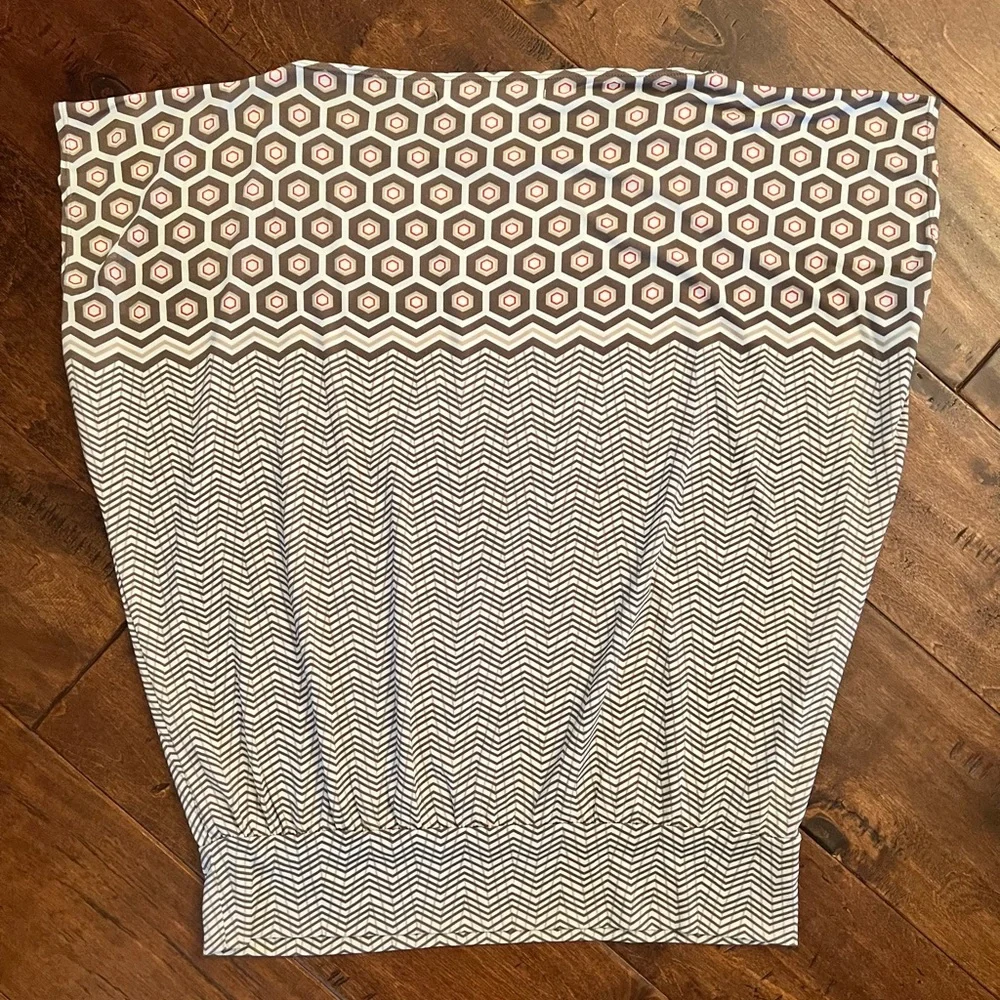 Max Studio • geometric Wrinkle-free Stretchy Soft Brown Tan White Red Top Medium - Picture 8 of 8
